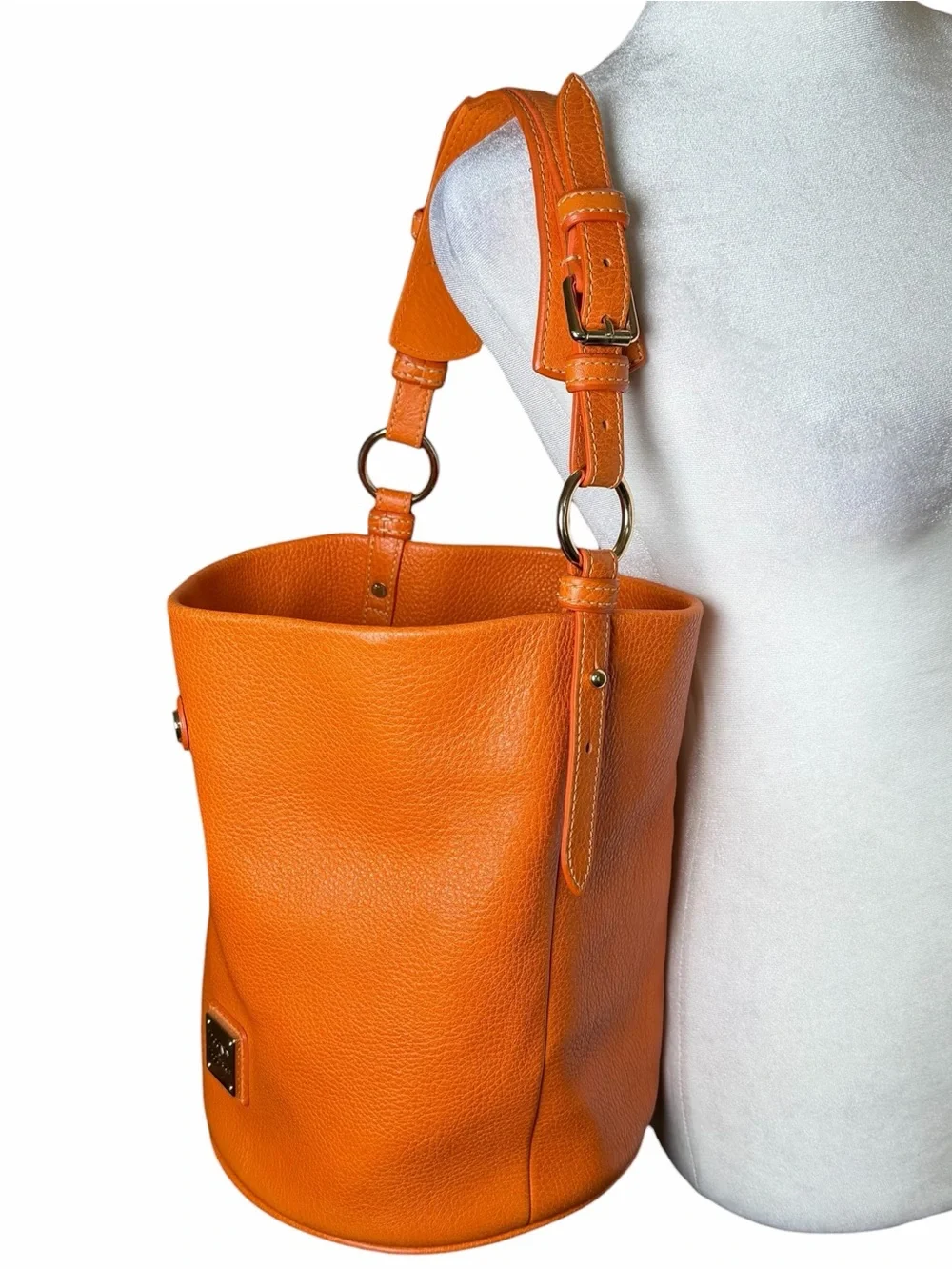 Dooney & Bourke Orange Pebbled Leather Bucket Hobo Shoulder Bag Y2K Pink Lining